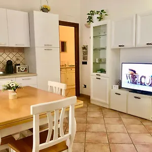 Appartamento Exclusive Use- Uso Esclusivo - La Maison De Gioel - Entire House - Intera Casa - With Kitchenette - Con Cucinino - With Washing Machine - Con Lavatrice - Free Public Parking In Front Of The House - Parcheggio Pubblico Gratuito Difronte Casa, Olbia
